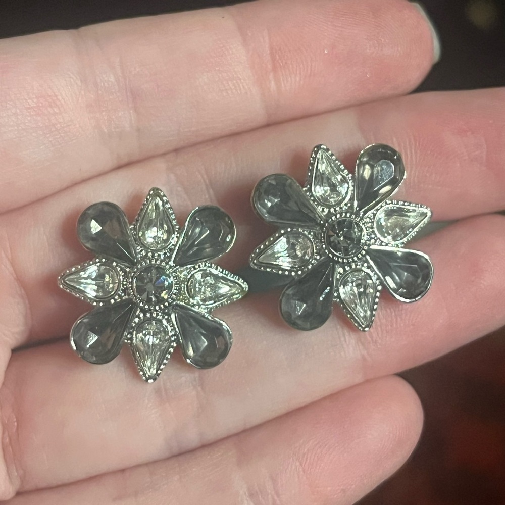 Vintage Avon Silver and Black Snowflake Starburst Clip Earrings